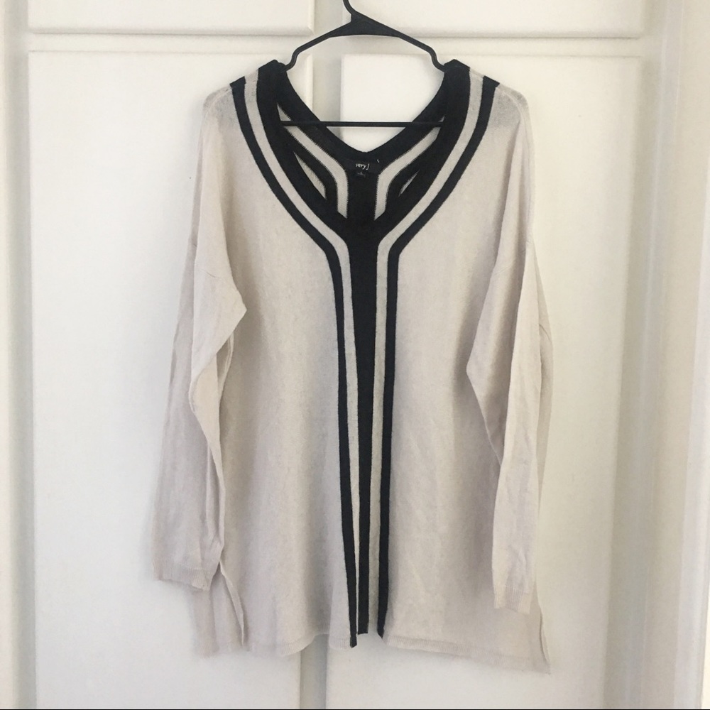 🚫SOLD🚫 Low V-neck  sweater
